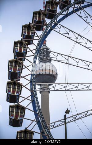 Grande roue devant la tour de télévision de Berlin Banque D'Images