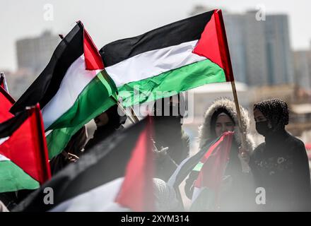 Gaza, Territoires palestiniens. 30 mars 2022. Les Palestiniens commémorent le 46e anniversaire de la Journée de la Terre lors d’un rassemblement dans le port de Gaza City, dans la bande de Gaza. Les participants se sont souvenus de la manifestation de 1976 en Galilée contre la saisie israélienne de terres palestiniennes et les six Palestiniens non armés tués, tout en affirmant leurs droits sur leurs terres et en rejetant l'occupation israélienne. Yahya Sinwar, le dirigeant du Hamas dans la bande de Gaza, a assisté à l'événement Banque D'Images