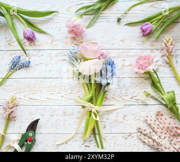 Bouquet de fleurs de printemps vue d'en haut sur fond blanc. Concept de jardinage Banque D'Images