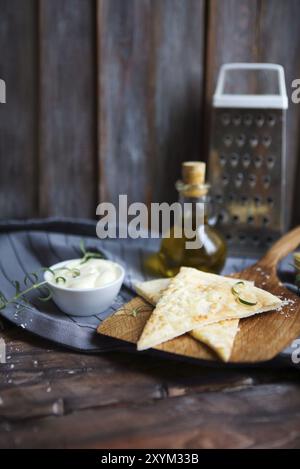 Focaccia à l'huile d'olive, fromage, saucisse blanche et herbes. Focaccia de pain italien traditionnel fait maison sur la serviette en lin Banque D'Images