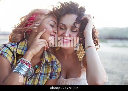Portrait plein air de belles jeunes femmes s'amuser à la plage Banque D'Images