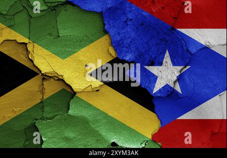 Drapeaux de la Jamaïque et de Porto Rico peints sur un mur fissuré Banque D'Images