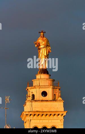 Statue du Christ Rédempteur au sommet du clocher de la Sacro Cuore di Gesú al Castro Pretorio, Rome Italie Banque D'Images