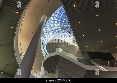 REYKJAVIK, ISLANDE, 06 JUILLET : Musée de la saga, architecture intérieure regardant dans le dôme de verre du toit le 06 juillet 2013 à Reykjavik, Islande, EUR Banque D'Images