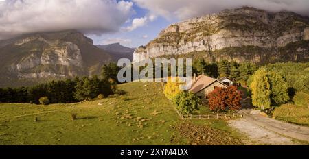 Refuge de montagne de Gabardito, vallée de Hecho, vallées occidentales, chaîne de montagnes pyrénéennes, province de Huesca, Aragon, Espagne, Europe Banque D'Images