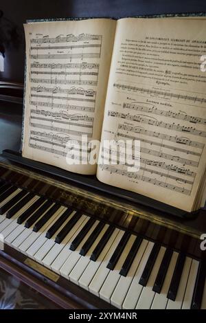 Teclas de piano y partitura, Edificio de estilo modernista de Can Prunera, Soller, Sierra de Tramuntana, Majorque, Îles baléares, espagne Banque D'Images