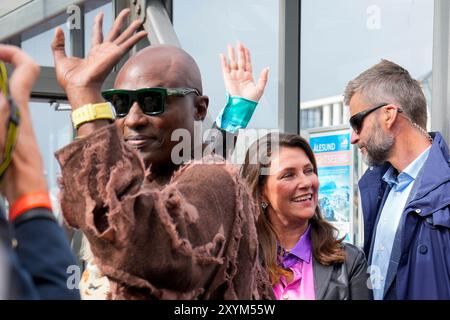 Ålesund 20240830. La princesse Märtha Louise et Durek Verret arrivent sur les bateaux qui les transporteront à leur célébration de mariage à Geiranger. Samedi, Märtha Louise et Durek Verrett se marient à l’Hôtel Union de Geiranger. Photo : Heiko Junge / NTB Banque D'Images