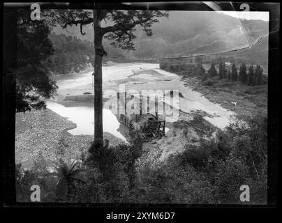 Les hommes exploitent une drague sur la rivière Buller, en Nouvelle-Zélande, dans les années 1880, par les Burton Brothers. Banque D'Images