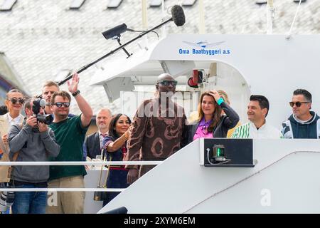 Ålesund 20240830. Princesse Märtha Louise et Durek Verrett sur l'un des bateaux qui les transporteront à la célébration du mariage à Geiranger. Samedi, Märtha Louise et Durek Verrett se marient à l’Hôtel Union de Geiranger. Photo : Heiko Junge / NTB Banque D'Images