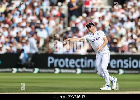 Olly Stone d'Angleterre joue le ballon pendant l'Angleterre v, Sri Lanka. , . (Photo de Mark Cosgrove/News images) à Londres, Royaume-Uni le 30/08/2024. (Photo de Mark Cosgrove/News images/SIPA USA) crédit : SIPA USA/Alamy Live News Banque D'Images