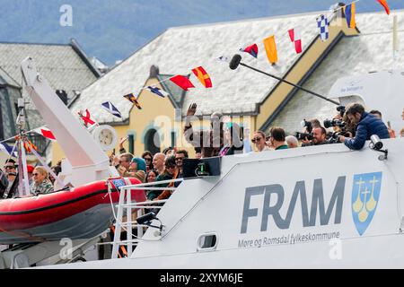 Ålesund 20240830. Princesse Märtha Louise et Durek Verrett sur l'un des bateaux qui les transporteront à la célébration du mariage à Geiranger. Samedi, Märtha Louise et Durek Verrett se marient à l’Hôtel Union de Geiranger. Photo : Heiko Junge / NTB Banque D'Images