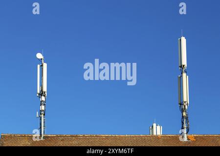 Mâts de téléphone portable sur un toit en Allemagne Banque D'Images