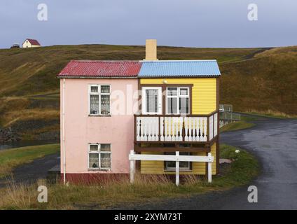 Maison mitoyenne colorée à Hofsos dans le nord de l'Islande Banque D'Images