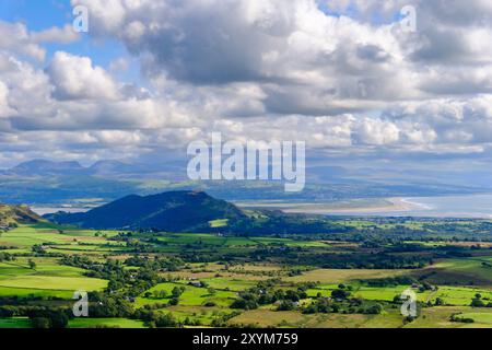 Vue sur les champs de la colline de Moel-y-Gest, l'estuaire Afon Glaslyn et Morfa Harlech depuis Craig y Garn. Garndolbenmaen, Porthmadog, Gwynedd, nord du pays de Galles, Royaume-Uni Banque D'Images