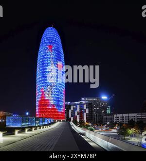 Tour Agbar à Barcelone, Espagne la nuit Banque D'Images