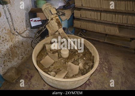 Mélangeur d'argile avec des restes d'argile dans un atelier de poterie industrielle, briques Patmos Cotto, fabrication traditionnelle de briques, Kampos, Patmos, Dodécanèse, grec Banque D'Images