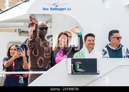 Ålesund 20240830. La princesse Märtha Louise et Durek Verret arrivent sur les bateaux qui les transporteront à leur célébration de mariage à Geiranger. Samedi, Märtha Louise et Durek Verrett se marient à l’Hôtel Union de Geiranger. Photo : Heiko Junge / NTB Banque D'Images