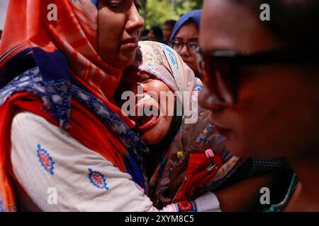 Dhaka, Bangladesh. 30 août 2024. Une femme réagit lors d’un événement organisé pour marquer la Journée internationale des victimes de disparitions forcées, au centre de Shaheed Minar à Dhaka, Bangladesh, le 30 août 2024. Les gens se sont rassemblés pour un rassemblement exigeant le retour de leurs proches. Le rassemblement était organisé par Mayeer Daak, une plateforme pour les familles des victimes de disparitions forcées. Photo de Suvra Kanti Das/ABACAPRESS. COM Credit : Abaca Press/Alamy Live News Banque D'Images