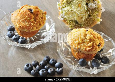 Muffins aux myrtilles sur une assiette blanche avec des baies fraîches, muffins aux myrtilles avec des myrtilles Banque D'Images