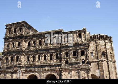 La Porta Nigra est une porte romaine du IIe siècle située à Trèves, en Allemagne. On lui a donné son nom (ce qui signifie Banque D'Images