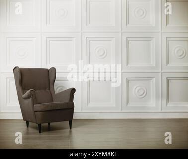 Un fauteuil classique contre un mur blanc et le plancher. Copy space Banque D'Images