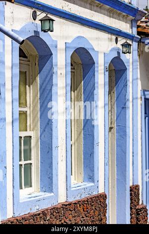 Façade de l'ancienne maison de style colonial au couleurs bleu et blanc dans la ville d'Ouro Preto, Minas Gerais Banque D'Images