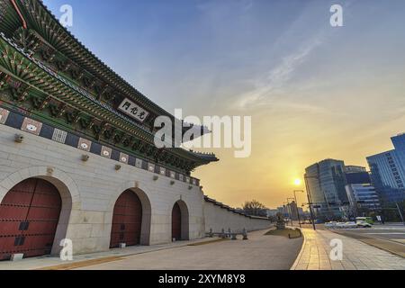 La Corée du Sud Séoul, Sunrise city skyline at porte Gwanghwamun Banque D'Images