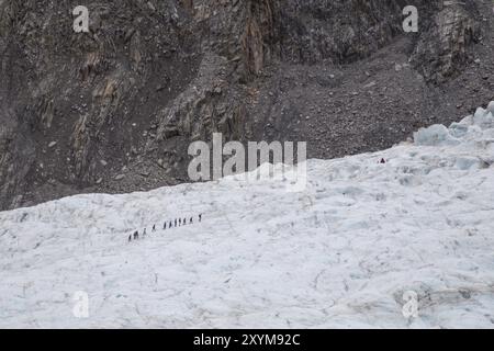 Franz Josef, Nouvelle-Zélande, 22 mars 2015 : un groupe de touristes marchant au loin sur le glacier Franz Josef, Océanie Banque D'Images