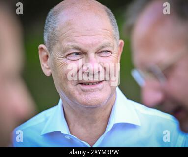 Seelow, Allemagne. 29 août 2024. Le Chancelier fédéral Olaf Scholz, qui voyage en tant que membre du SPD au Bundestag dans la circonscription de Potsdam, participera à une discussion publique dans la soirée dans le cadre de sa tournée estivale. Crédit : Patrick Pleul/dpa/Alamy Live News Banque D'Images