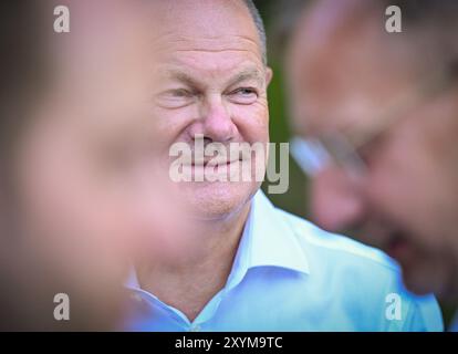 Seelow, Allemagne. 29 août 2024. Le Chancelier fédéral Olaf Scholz, qui voyage en tant que membre du SPD au Bundestag dans la circonscription de Potsdam, participera à une discussion publique dans la soirée dans le cadre de sa tournée estivale. Crédit : Patrick Pleul/dpa/Alamy Live News Banque D'Images