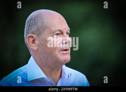 Seelow, Allemagne. 29 août 2024. Le Chancelier fédéral Olaf Scholz, qui voyage en tant que membre du SPD au Bundestag dans la circonscription de Potsdam, participera à une discussion publique dans la soirée dans le cadre de sa tournée estivale. Crédit : Patrick Pleul/dpa/Alamy Live News Banque D'Images