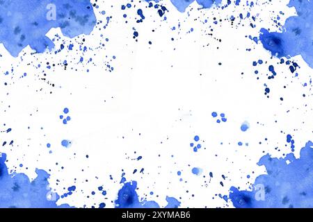 modèle blanc d'aquarelle avec des coups de pinceau dynamiques, des éclaboussures, des taches de peinture artistique liquide bleue, fond texturé abstrait dessiné à la main pour Banque D'Images