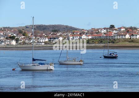 Trois bateaux à voile amarrés dans un port paisible de bord de mer. Banque D'Images