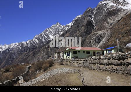 Journée de printemps ensoleillée dans l'Himalaya. Hôtel à Mundu. Vue sur la vallée du Langtang, Népal, Asie Banque D'Images