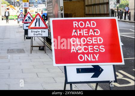 Londres, Royaume-Uni. Panneaux de signalisation signalant les perturbations causées par les travaux routiers à venir. Banque D'Images