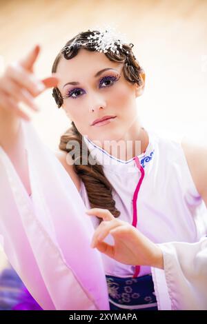 Jeune fille en robe de geisha Banque D'Images