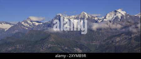 Célèbres montagnes Eiger, Monch et Jungfrau en été. Vue depuis le Mont Niesen. Alpes suisses Banque D'Images