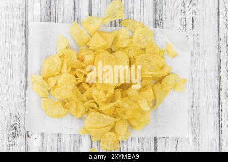 Croustilles de pommes de terre au fromage et aux oignons sur fond de bois rustique (gros plan) Banque D'Images