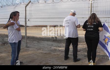 NIRIM, ISRAËL - AOÛT 29 : les parents d'Agam Berger du kibboutz Nir Oz qui est retenu en otage à Gaza prient alors que les membres de la famille utilisent des haut-parleurs géants pour appeler leurs proches captifs près de la frontière avec la bande de Gaza le 29 août 2024 au kibboutz Nirim, Israël. Le Hamas a saisi environ 250 Israéliens et étrangers lors de ses attaques du 7 octobre contre le sud d’Israël, dont 108 sont toujours en captivité. Banque D'Images