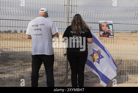 NIRIM, ISRAËL - AOÛT 29 : les parents d'Agam Berger du kibboutz Nir Oz qui est retenu en otage à Gaza prient alors que les membres de la famille utilisent des haut-parleurs géants pour appeler leurs proches captifs près de la frontière avec la bande de Gaza le 29 août 2024 au kibboutz Nirim, Israël. Le Hamas a saisi environ 250 Israéliens et étrangers lors de ses attaques du 7 octobre contre le sud d’Israël, dont 108 sont toujours en captivité. Banque D'Images