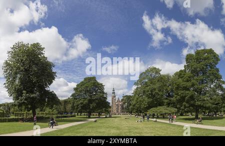 Copenhague, Danemark, 19 juillet 2016 : Château de Rosenborg et jardin du Roi avec des gens qui apprécient l'été, Europe Banque D'Images