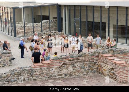 Groupe de touristes organisés à la Serdica Sofia vestiges archéologiques de l'ancienne ville romaine, monument touristique dans le centre de Sofia Bulgarie, UE Banque D'Images