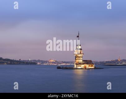 Photo panoramique de Maiden's Tower (Kiz Kulesi) la nuit. Istanbul, Turquie, Asie Banque D'Images