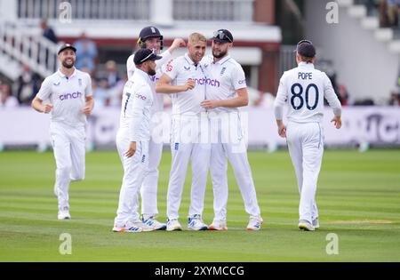 L'Angleterre Olly Stone célèbre le bowling de Dimuth Karunaratne du Sri Lanka lors de la deuxième journée du deuxième test match masculin de Rothesay à Lord's, Londres. Date de la photo : vendredi 30 août 2024. Banque D'Images