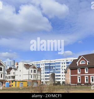 KRASNOGORSK, RUSSIE, 22 AVRIL 2015 : les nouveaux quartiers de construction dans la banlieue. Zone de développement résidentiel sur environ 2 millions de pieds carrés Banque D'Images