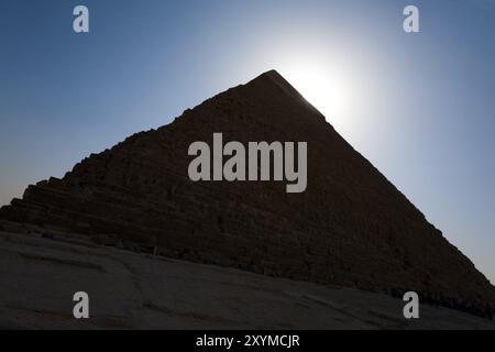 Pyramide Silhouette Khafré cachant bien Banque D'Images