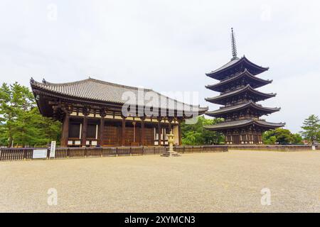 La façade de la salle d'or est, To-kondo, et la pagode de cinq étages, Goju-no-to, une partie du temple bouddhiste Kofuku-ji un jour couvert à Nara, au Japon. H Banque D'Images