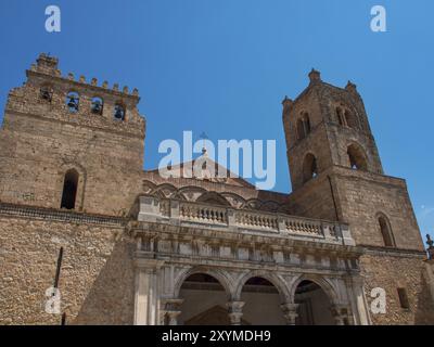 Impressionnante cathédrale avec deux tours et maçonnerie en pierre historique sous un ciel bleu, palerme, sicile, mer méditerranée, italie Banque D'Images