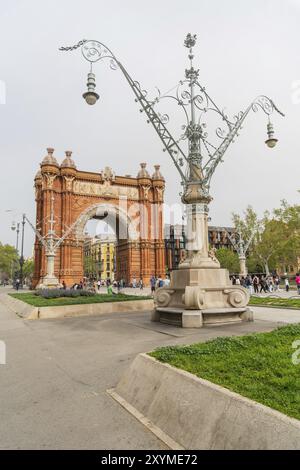 Lampadaire Art Nouveau près de l'Arc de Triomf sur la promenade Passeig de Lluis Companys à Barcelone, Espagne, Europe Banque D'Images