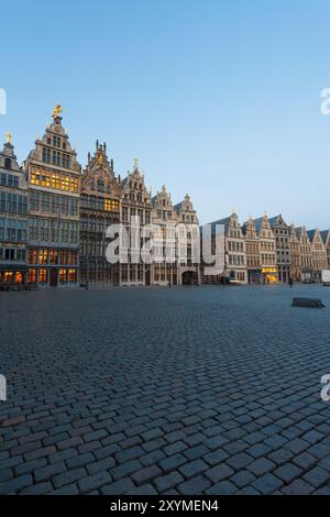 Les maisons de guilde historiques d'Anvers se dressent dans la grande Grote Markt plaza à l'heure bleue du soir à Anvers, Belgique, Europe Banque D'Images